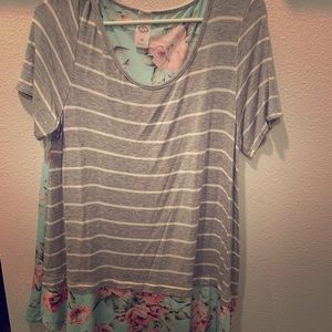 Stripes and 💐! Tunic top!